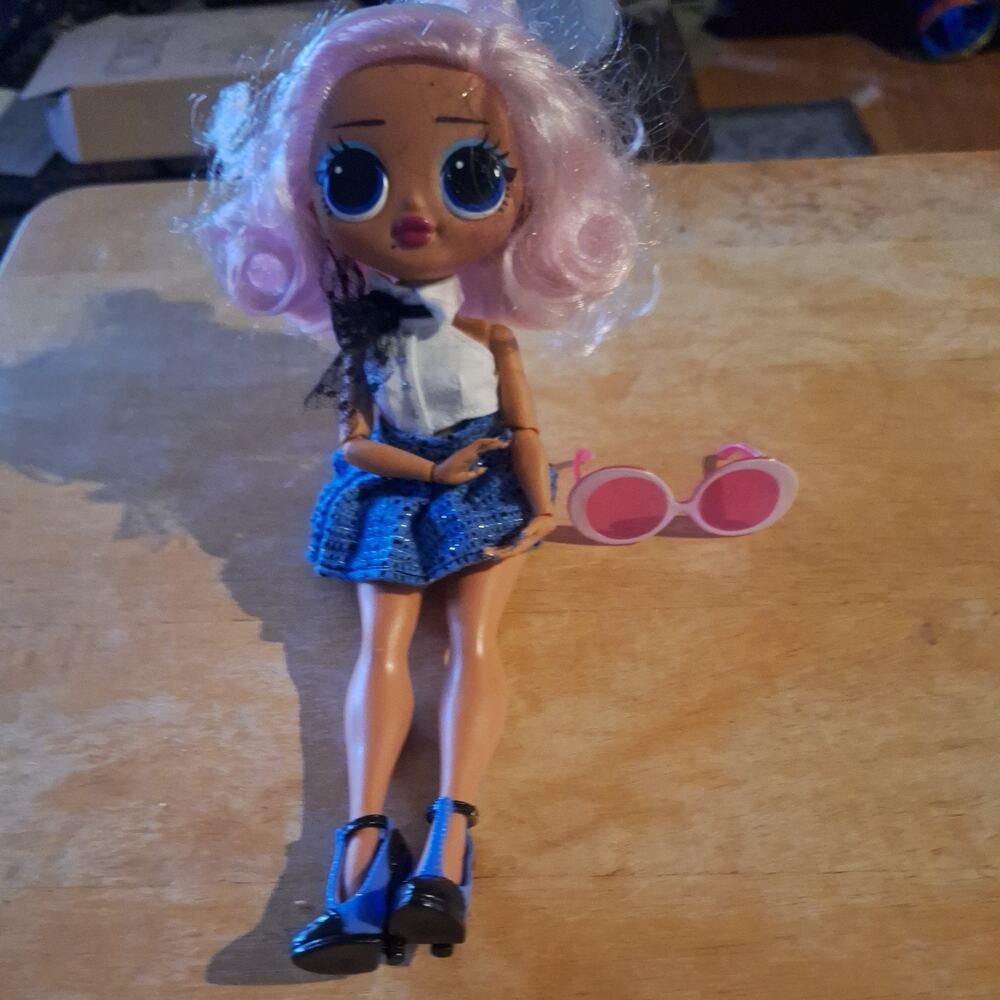 LOL Surprise OMG Uptown Girl Fashion Doll w/ glasses No Packaging